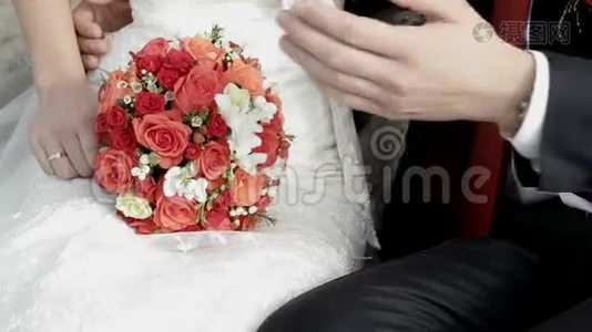 结婚了。 在新娘手中捧着一束红玫瑰..视频