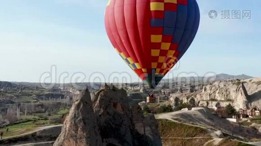 色彩斑斓的红、蓝、黄颜色的热空气气球飞行. 卡帕多西亚的大旅游景点视频