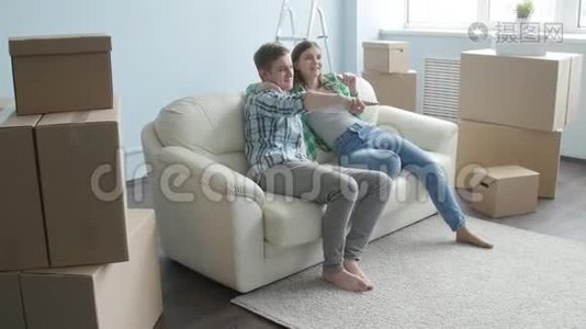 微笑年轻夫妇搬到新公寓视频