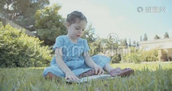 小女孩在读一本儿童书视频