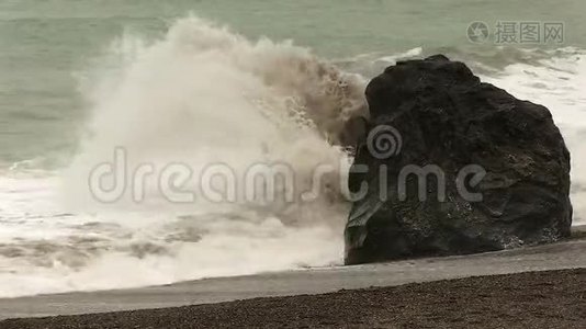北加利福尼亚海滩海浪冲击岩石视频