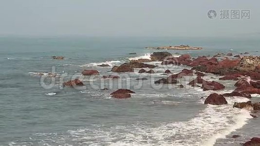 海浪和水中的石头。视频