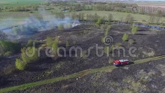 烧焦的干草。 草地上着火了。视频