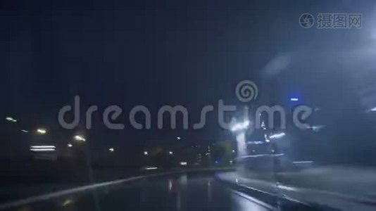 驾驶汽车夜间交通。视频