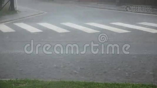 夏天倾盆大雨视频