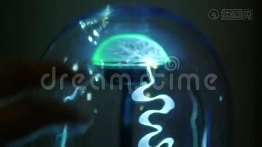 玻璃烧瓶中的绿色抽象电光。 像个等离子球。 那人触到了他的手指视频