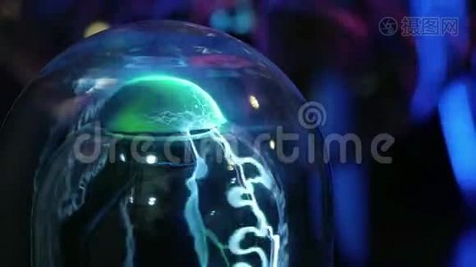 玻璃烧瓶中的绿色抽象电光。 像个等离子球。 那人触到了他的手指视频