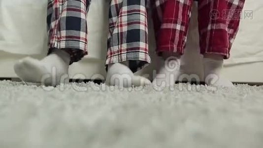 穿白色袜子的男女腿的特写睡觉。视频