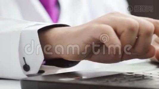 医生在柜子里用笔记本电脑工作。 超高清视频视频