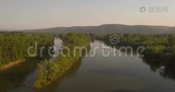空中观景台。 飞越小城市附近美丽的河流.. 空中摄影机拍摄。 景观全景。 4K视频