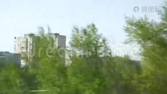 绿树和建筑物的路景视频