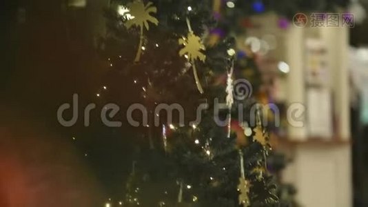精心装饰的圣诞树视频