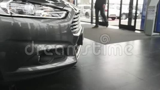 在一辆深灰色汽车的前照灯上特写视频