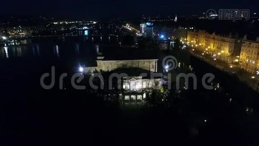 布拉格之夜城市，佐芬宫，布拉格街道，PALCO FN，从上面俯瞰全景，空中视频