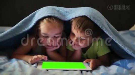 孩子们在平板电脑上玩视频
