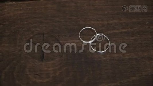木制桌子上有结婚戒指视频