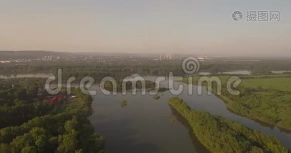 空中观景台。 飞越小城市附近美丽的河流.. 空中摄影机拍摄。 景观全景。 4K视频