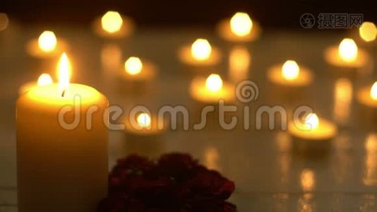 白色蜡烛用玫瑰点燃浪漫视频