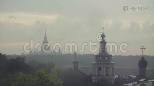 莫斯科下雨。教堂和大学景观视频