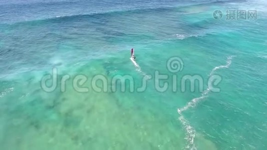 4k无人驾驶飞机在平静的绿松石、蓝色海水和夏威夷海景中滑行的专业风向标视频