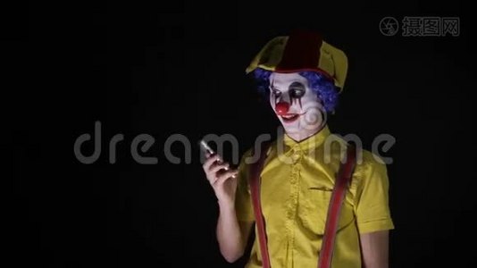 邪恶的恐怖小丑拨电话号码吓唬你。视频