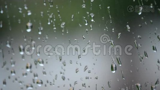 雨滴在下雨的时候从窗户玻璃`滑落视频