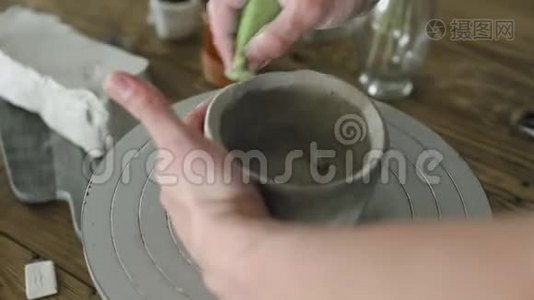 艺术家的手做陶瓷壶视频