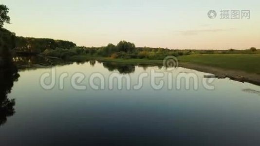 飞越Seim河，乌克兰被树木和草地包围在它的两岸，从顶部的空中拍摄视频