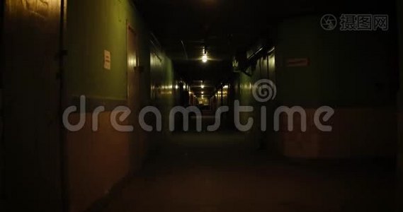 老公寓楼，长长的黑暗走廊视频