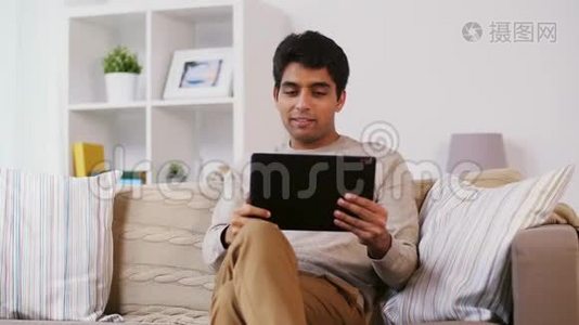印度男人在家里打电话给平板电脑视频