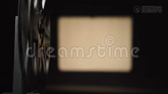 旧放映机拍摄黑色背景的录像视频