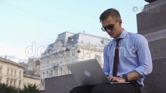 一个人拿着笔记本电脑在街上工作视频