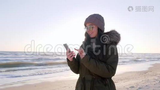 周末在海边戴太阳镜带小玩意的女人视频