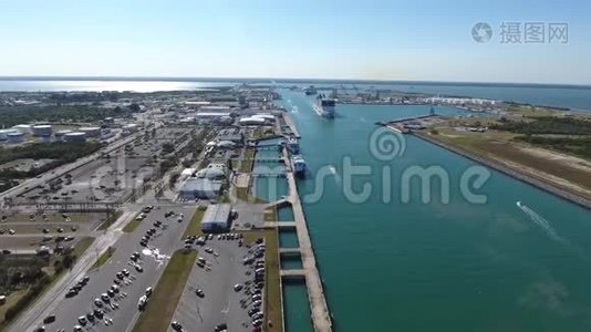 4k空中无人机海景全景，大型豪华游轮在大城市港口蓝色海水中缓缓航行视频