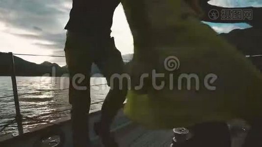浪漫的情侣在游艇日落户外跳舞视频