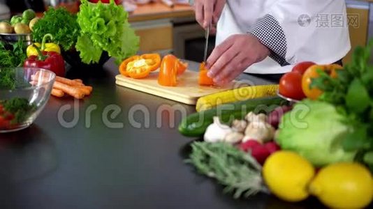 蔬菜沙拉-厨师在厨房上切辣椒视频