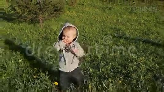 一岁的小男孩在走路。 慢动作视频