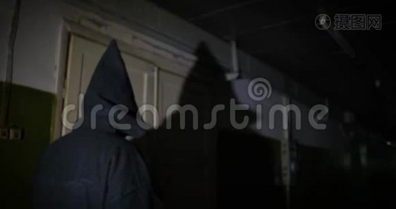 一个戴着面具的可怕男人在长长的走廊里视频