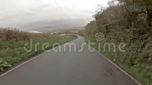在雨中从Ynyslas开车到北威尔士的Aberytswyth视频