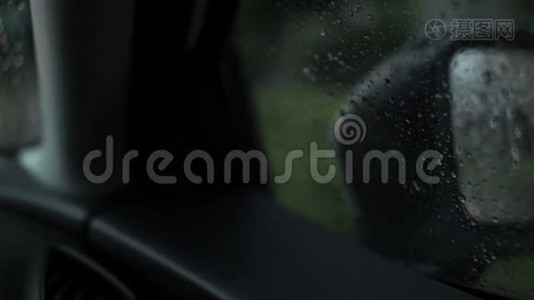 交通堵塞时下雨时的汽车侧镜视频