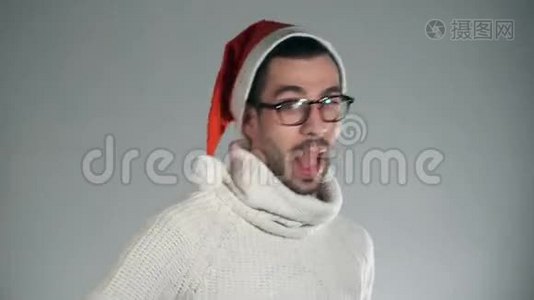 戴着圣诞帽的神奇商人竖起大拇指，集中注意力，咬掉手指视频