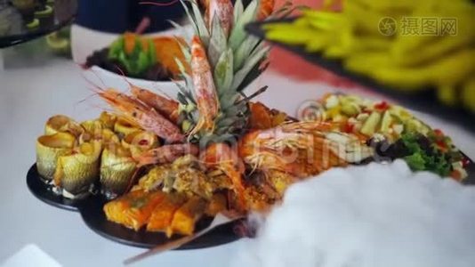 自助餐：小龙虾和虾在盘子里视频