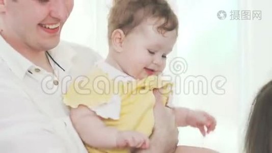 穿着黄色西装的小女儿。 一个幸福的年轻家庭视频