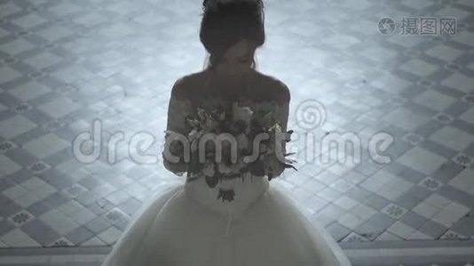 新娘穿着婚纱和新娘花束视频