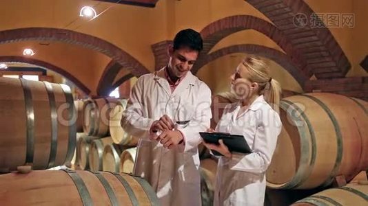 两名实验室技术人员负责葡萄酒视频