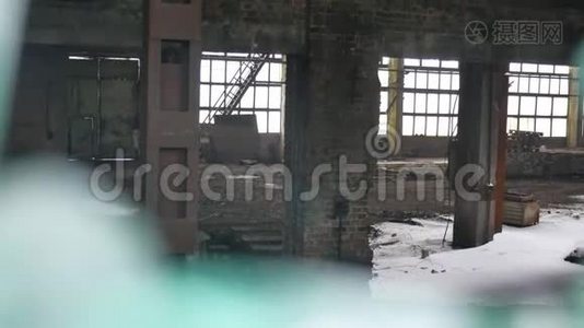 玻璃剪影打破窗户窗户废弃仓库工厂视频打破室内视频