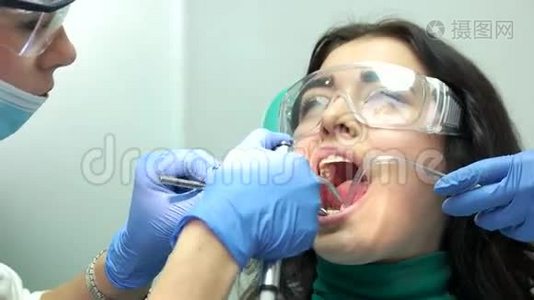年轻女性和牙医。视频