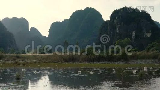 观赏美丽的喀斯特风光、河流和稻田视频