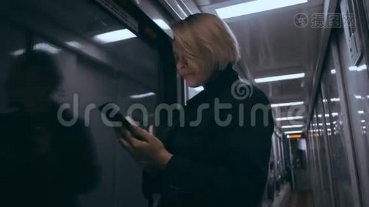 火车上的女孩用智能手机视频