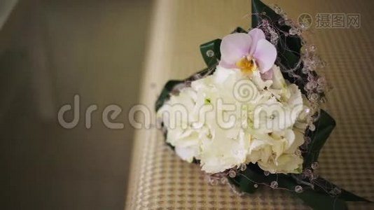 喜庆的鲜花花束。 婚礼新娘花束。 结婚花。视频